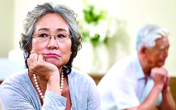 Chổng ngoài 60 tuổi hoang mang khi vợ cương quyết ly hôn