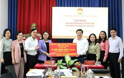 Phó Chủ tịch - Tổng Thư ký Nguyễn Thị Thu Hà tiếp nhận 5 tỷ đồng ủng hộ đồng bào khắc hậu quả bão lũ 