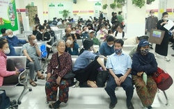 Số người cao tuổi nhập viện tăng mạnh khi thời tiết miền Bắc thay đổi 