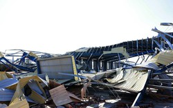 Trước 31/1/2026, hoàn thành xây mới, tái định cư cho những hộ có nhà bị lũ cuốn trôi, sập đổ hoàn toàn