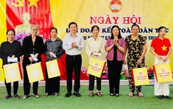 Hội LHPN Thái Nguyên tặng quà người cao tuổi, hộ nghèo tại Ngày hội Đại đoàn kết toàn dân tộc