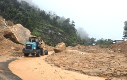 Khẩn trương đưa các nạn nhân còn mắc kẹt ra khỏi khu vực sạt lở đèo Khánh Lê