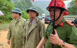 Phó Chủ tịch UBND tỉnh Khánh Hòa kiểm tra hiện trường sạt lở ở đèo Khánh Lê