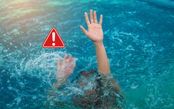 Bé trai thoát nạn đuối nước nhờ sơ cứu thần tốc của nữ điều dưỡng