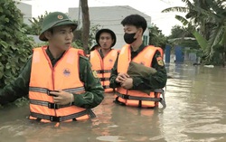 Khánh Hòa: Bộ đội Biên phòng dầm mình trong mưa lũ hỗ trợ người dân di dời đến nơi an toàn