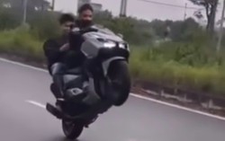 Bốc đầu xe máy, nam thanh niên bị tịch thu phương tiện