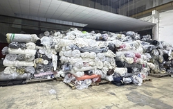 TPHCM: Phát hiện kho hàng trên 100 tấn vải cuộn không rõ nguồn gốc