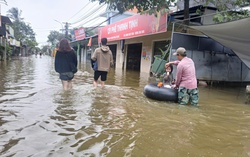 Hơn 700 ngôi nhà ở TP Huế vẫn bị ngập, nhiều tuyến phố phải di chuyển bằng thuyền