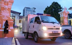 Mẹ Hoa hậu Thùy Tiên lặng lẽ dõi theo con trong xe chở phạm nhân