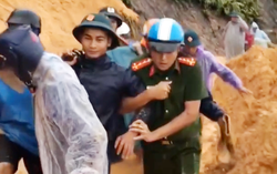 Đà Nẵng: Xúc động hình ảnh Công an xã lội bùn khiêng bà bầu đi sinh nở kịp thời