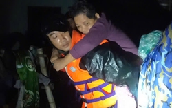 Khánh Hòa: Hơn 300 cán bộ, chiến sĩ Hải quân giúp người dân chạy lũ trong đêm