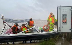 Công an Đắk Lắk vận động cán bộ, chiến sĩ góp quần áo, nhu yếu phẩm ngay trong đêm gửi bà con vùng lũ