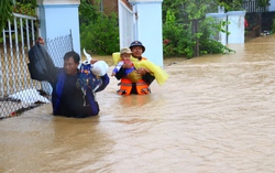 Học viện Hải quân cứu trợ người dân bị chia cắt, ngập nặng do mưa lũ ở Khánh Hoà