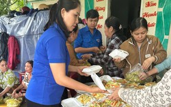 Đắk Lắk: Phụ nữ xã Phú Hòa 1 tổ chức Bếp ăn nghĩa tình hỗ trợ người dân vùng lũ