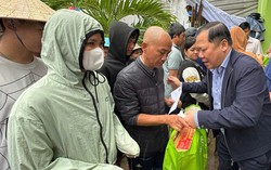 Phó Bí thư Đảng ủy MTTQ, các đoàn thể Trung ương Nguyễn Phi Long thăm hỏi, trao quà hỗ trợ người dân vùng lũ