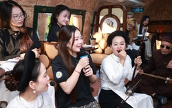 Thí sinh Tiếng hát Hà Nội 2025 hòa giọng cùng nghệ nhân Xẩm trên chuyến tàu “5 cửa ô”