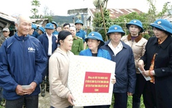 Chủ tịch UBTƯ MTTQ Việt Nam Bùi Thị Minh Hoài thăm hỏi, động viên người dân vùng lũ ở Lâm Đồng