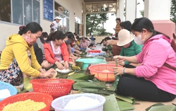 "Bếp nghĩa tình" đỏ lửa xuyên đêm để những đòn bánh chưng, bánh tét kịp đến với bà con vùng lũ