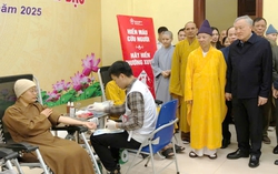 Phó Thủ tướng Thường trực Nguyễn Hòa Bình dự Ngày hội Hiến máu cứu người cùng các tăng ni, Phật tử