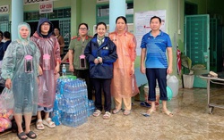 Hội LHPN Khánh Hòa trao hàng nghìn suất cơm đến người dân vùng lũ
