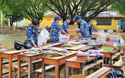 Học viện Hải quân điều chỉnh lịch huấn luyện, hỗ trợ người dân Khánh Hòa ổn định cuộc sống sau lũ