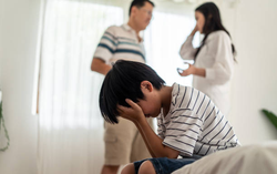 Cha mẹ chối bỏ đứa con “chệch hướng”