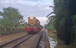 Đường sắt Bắc-Nam chính thức thông tuyến sau nhiều ngày bị "tê liệt" mưa lũ