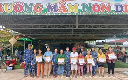 Phụ nữ Vùng 4 Hải quân tiếp sức người dân vùng lũ ở Khánh Hòa