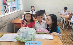 Hội LHPN tỉnh, Báo và Đài Phát thanh - Truyền hình Khánh Hòa trao quà hỗ trợ học sinh vùng lũ