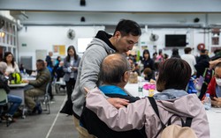 Hồng Kông: Nỗi tuyệt vọng của hàng nghìn cư dân sau thảm kịch hỏa hoạn Wang Fuk Court