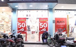 Treo biển khuyến mại "khủng" ngày Black Friday, cửa hàng vẫn vắng bóng khách mua