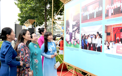 Đoàn đại biểu Đại hội MTTQ Việt Nam TPHCM dâng hoa tưởng nhớ Chủ tịch Hồ Chí Minh