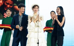 Hòa Minzy bật khóc khi nhận 2 giải thưởng tại Vietnam iContent Awards 2025 