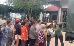 Phụ nữ Công an Khánh Hòa vận động, tiếp nhận gần 30 tấn hàng hỗ trợ người dân vùng lũ