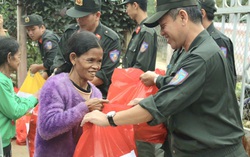 Công an TPHCM kịp thời hỗ trợ vật chất và nhu yếu phẩm cho người dân vùng lũ