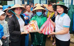 Hội LHPN Đà Nẵng trao quà hỗ trợ người dân vùng ngập lụt