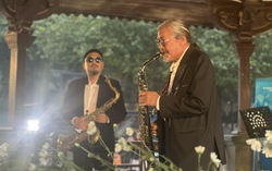NSƯT Quyền Văn Minh biểu diễn Jazz trong không gian mở