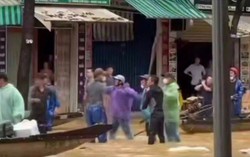Xác minh clip nhóm người hỗn chiến bằng mái chèo giữa dòng nước ngập ở Huế