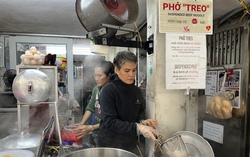 Hơi ấm từ những bát phở "treo" nghĩa tình