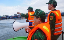 Gia Lai: Bộ đội Biên phòng kêu gọi, hướng dẫn hơn 5 nghìn tàu thuyền vào nơi neo đậu an toàn 