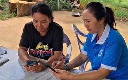 TPHCM: Cầm tay chỉ việc - Dạy nhau "học số" cho bà con dân tộc thiểu số tại ấp Vinh Thanh