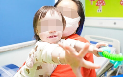 Bé gái 18 tháng tuổi từ Úc về Việt Nam “tập ăn lại từ đầu”