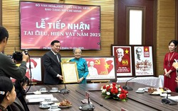 Bảo tàng Hồ Chí Minh tiếp nhận kỷ vật về Bác từ gia đình nhạc sỹ Trần Hoàn