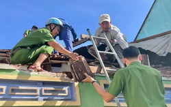 Đắk Lắk: Công an khẩn trương giúp người dân khắc phục hậu quả bão số 13