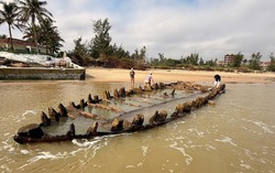 Đà Nẵng: Sau bão số 13 xuất hiện tàu cổ dạt ở bờ biển Hội An