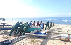 Đồn Biên phòng Nhơn Châu giúp dân khắc phục hậu quả bão số 13