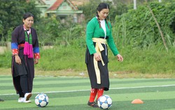 Phụ nữ vùng cao mặc trang phục truyền thống ra sân cỏ thi đấu