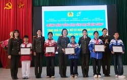 Cụm thi đua số 3 Công an tặng quà cho phụ nữ và trẻ em khó khăn ở Cao Bằng 