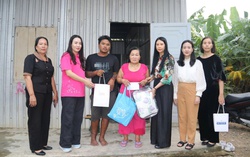 Phó Chủ tịch Thường trực Trần Lan Phương thăm, trao quà hội viên, phụ nữ và trẻ em vùng lũ Khánh Hòa