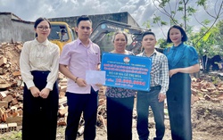 Xã Ia Chim (Quảng Ngãi) sẻ chia khó khăn với bà con vùng lũ